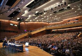 Main lecture hall at a previous Chaos Communication Congress. ([CC BY-SA 4.0](https://creativecommons.org/licenses/by-sa/4.0/): **[Wikipedia](https://en.wikipedia.org/wiki/File:2013-12-30_30C3_2821.JPG), Tobias Klenze**)
